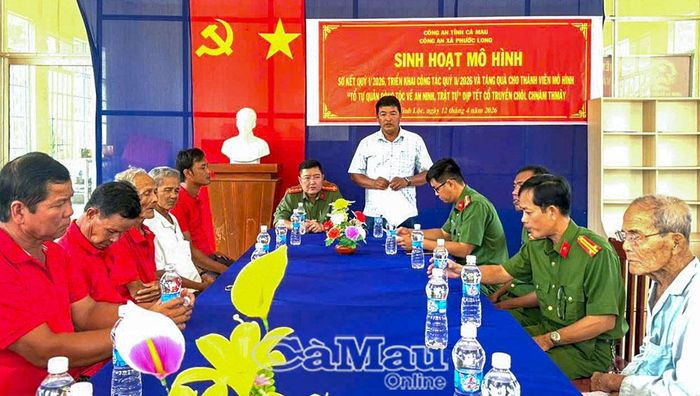 Ông Nguyễn Hồng Khánh, Phó Ban Chỉ đạo mô hình “Tổ tự quản dòng tộc về ANTT”, tổ chức sinh hoạt nhân dịp Tết cổ truyền Chol Chnăm Thmây.