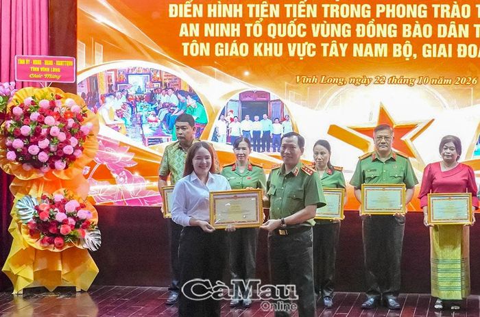 Bà Hữu Thị Thuỳ Mỵ (áo trắng), Phó Bí thư Chi bộ, Trưởng Ấp 7 được nhận Bằng khen của Bộ trưởng Bộ Công an.