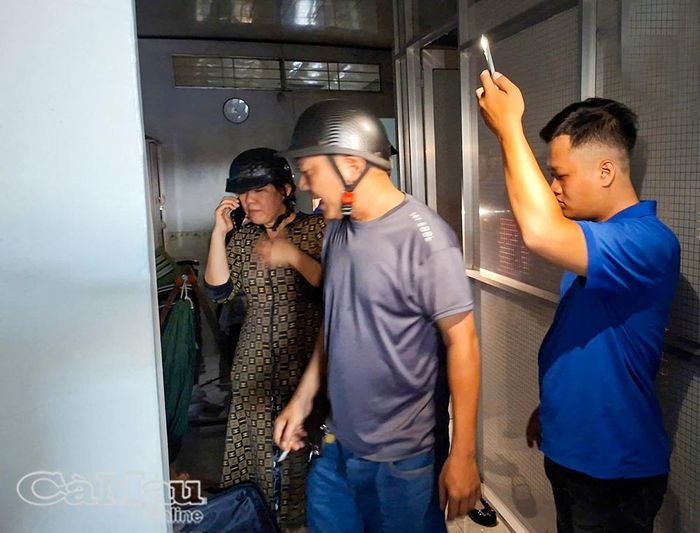 Hỗ trợ người dân kiểm kê đồ đạc hư hại và sắp xếp các vật dụng còn sử dụng được.