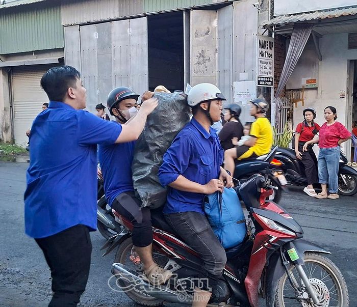 Đoàn viên, thanh niên phường An Xuyên tích cực hỗ trợ người dân khắc phục hậu quả sau vụ hoả hoạn.