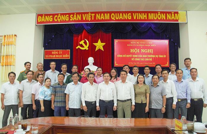 Đồng chí Phan Thanh Duy chụp ảnh lưu niệm cùng Ban Thường vụ, Ban Chấp hành Đảng bộ Xã Phan Ngọc Hiển.