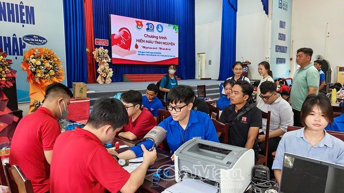 Các tình nguyện viên được khám tầm soát, đo huyết áp trước khi hiến máu.