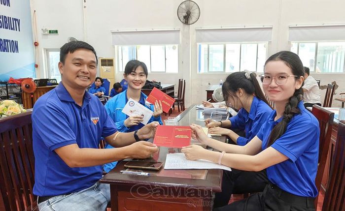 Đoàn viên phường Hiệp Thành bày tỏ tự hào với giấy chứng nhận tham gia hiến máu trên tay.