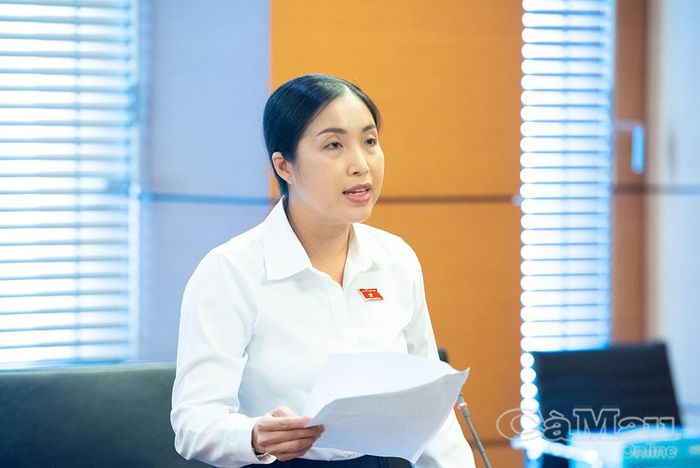 Đại biểu Nguyễn Thị Mỹ Hạnh, Phó Giám đốc phụ trách Nhà hát Cao Văn Lầu, Uỷ viên Hội đồng Dân tộc của Quốc hội, 