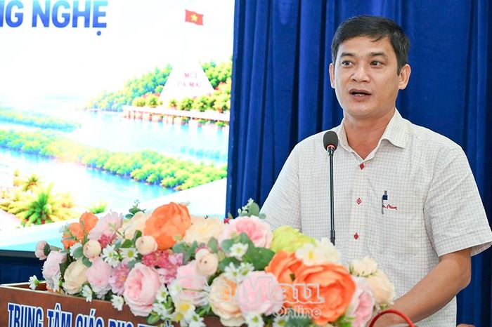 Ông Nguyễn Tấn Nguyên, Trưởng phòng Tổ chức cán bộ, Sở Giáo dục và Đào tạo tỉnh Cà Mau, phát biểu tại buổi khai giảng.