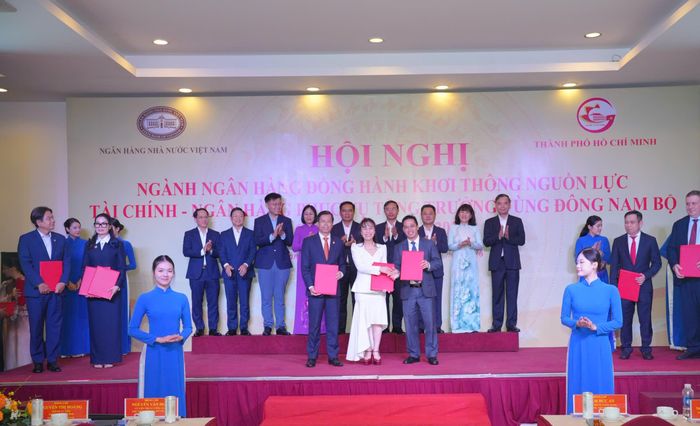 Các TCTD và các doanh nghiệp trên địa bàn Vùng Đông Nam Bộ trao thỏa thuận hợp tác. Ảnh:sbv.gov.vn