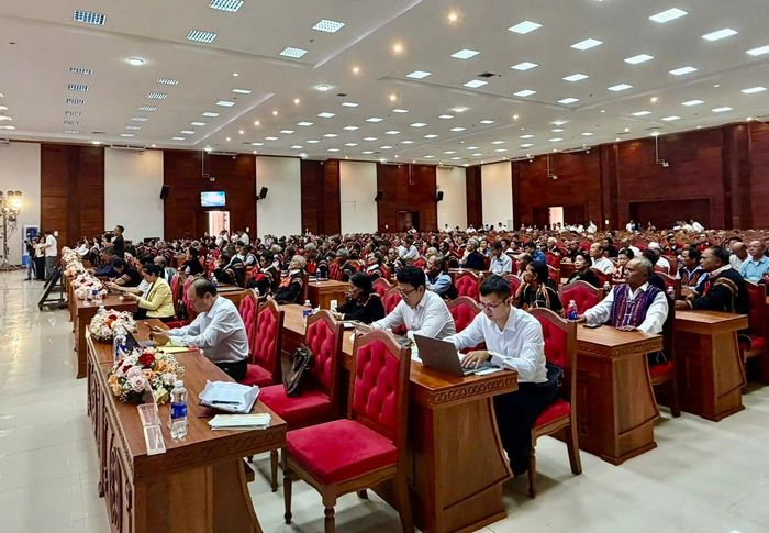 Bằng tiếng nói gần gũi, sự am hiểu phong tục và niềm tin của cộng đồng, người có uy tín đang góp phần đưa chủ trương của Đảng, chính sách, pháp luật của Nhà nước đến từng buôn làng. Ảnh: HỒNG PHONG