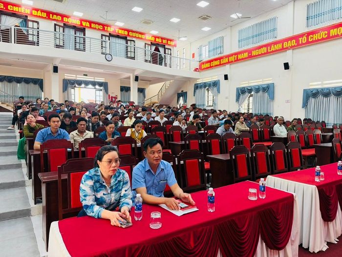 Không chỉ cung cấp thông tin, các hội nghị còn chú trọng tạo không gian trao đổi trực tiếp để đại biểu nêu những khó khăn, vướng mắc phát sinh từ thực tiễn. Ảnh: HỒNG PHONG
