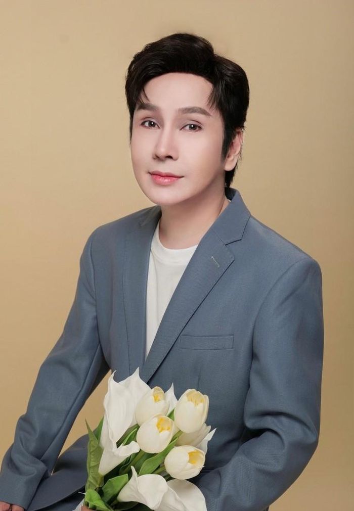 Vào khoảng năm 1998-2000, cát-xê của Vũ Luân khoảng 10 triệu đồng mỗi đêm diễn, tương đương 2,5 cây vàng khi đó.