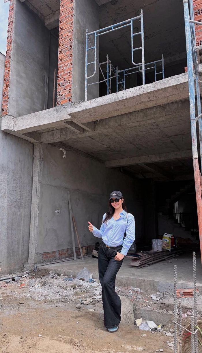 Người đẹp đồng hành cùng căn nhà trong suốt quá trình thi công.