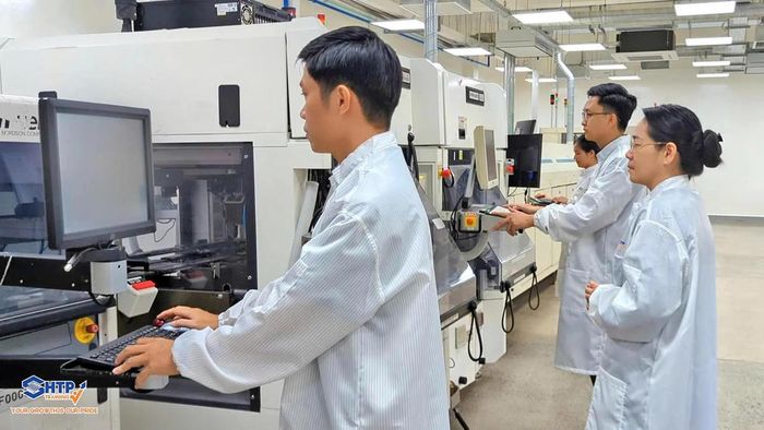 Các giáo viên trung tâm đào tạo SHTP đang thực hành trên dây chuyền đóng gói và kiểm thử vi mạch. (Ảnh: SHTP)