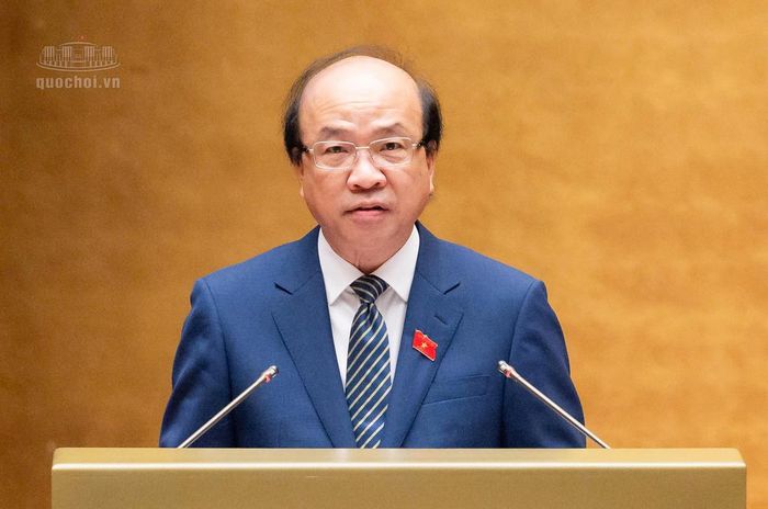 Chủ nhiệm Ủy ban Pháp luật và Tư pháp của Quốc hội Phan Chí Hiếu trình bày báo cáo thẩm tra.