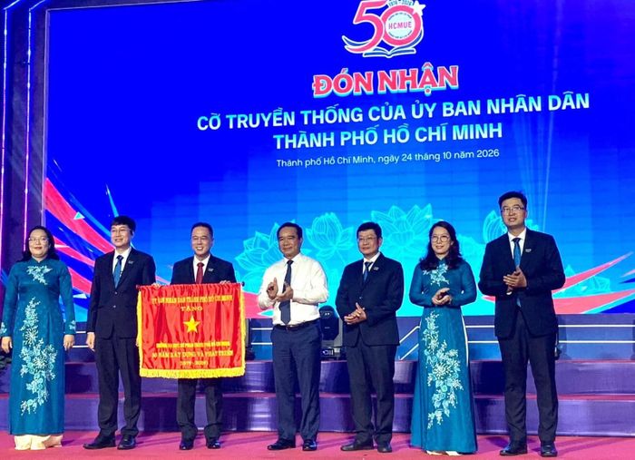 Chủ tịch UBND TPHCM Nguyễn Văn Được trao Cờ truyền thống của UBND TPHCM tặng nhà trường.
