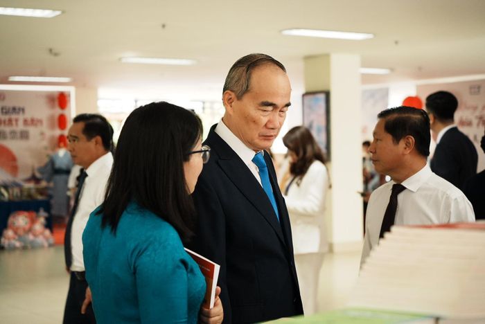 Đồng chí Nguyễn Thiện Nhân tham quan trưng bày tại buổi lễ kỷ niệm