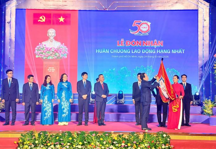 Phó Thủ tướng Lê Tiến Châu trao Huân chương Lao động hạng Nhất cho Trường Đại học Sư phạm TPHCM.