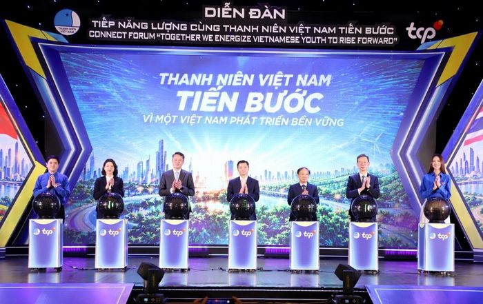  Các đại biểu thực hiện nghi thức khởi động hành trình mới "Tiếp năng lượng cùng thanh niên Việt Nam tiến bước".