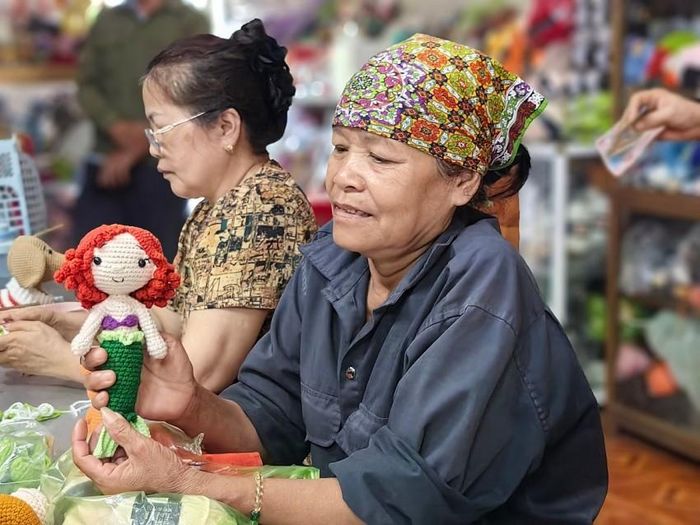 Bà Lý Thị Hải người dân tộc Dao Thanh Y, thôn Đồng Chanh bị khuyết tật bẩm sinh. Ảnh: Duy Tùng