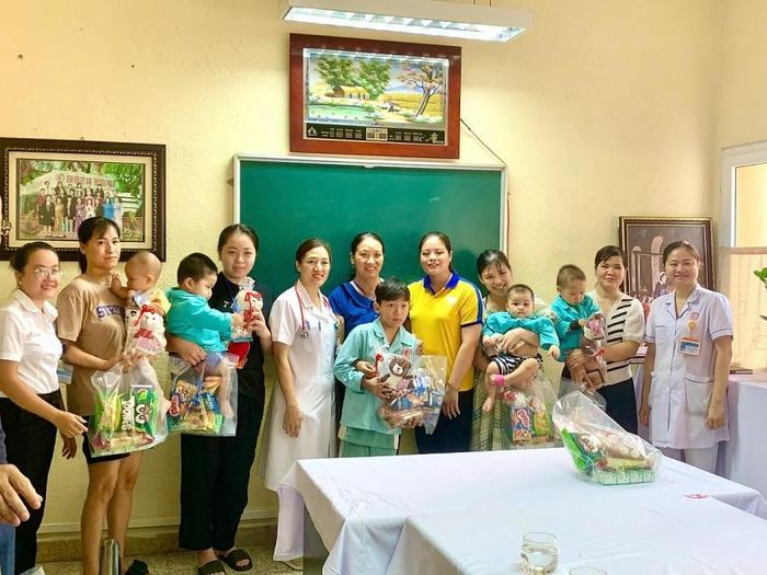 Chị Linh tặng quà cho các bé đang điều trị tại Khoa Nhi, Bệnh viện Việt Nam Thụy Điển Uông Bí.