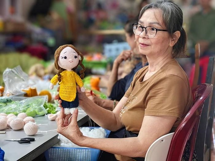 Cô Hoàng Thị Hà, 67 tuổi và sản phẩm. Ảnh: Duy Tùng