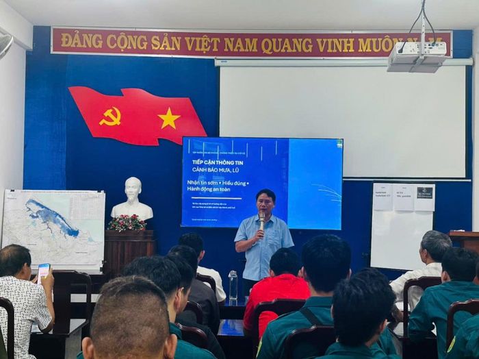 Tập huấn kỹ năng tiếp cận thông tin cảnh báo mưa lũ, nâng cao năng lực phòng, chống thiên tai cho cộng đồng tại Huế.