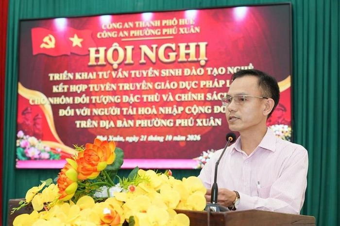 Đại diện Ngân hàng Chính sách xã hội chi nhánh Tp Huế giới thiệu các chương trình tín dụng ưu đãi