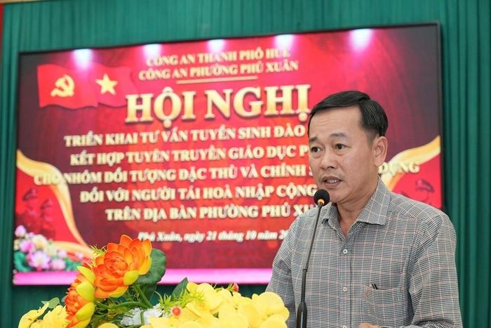 Đại diện Trường Cao đẳng Kỹ nghệ Dung Quất giới thiệu nhiều ngành nghề đào tạo