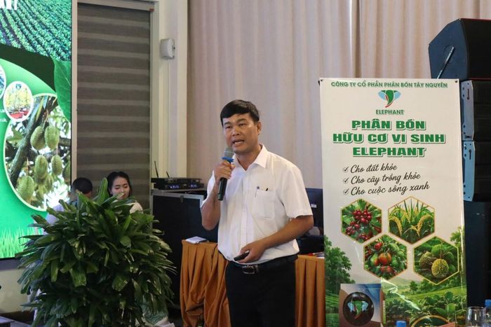  Các đại biểu trình bày tham luận tại hội nghị.