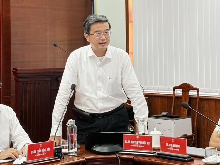 GS.TS. Nguyễn Vũ Quốc Huy, Quyền Giám đốc Đại học Huế phát biểu tại buổi làm việc.