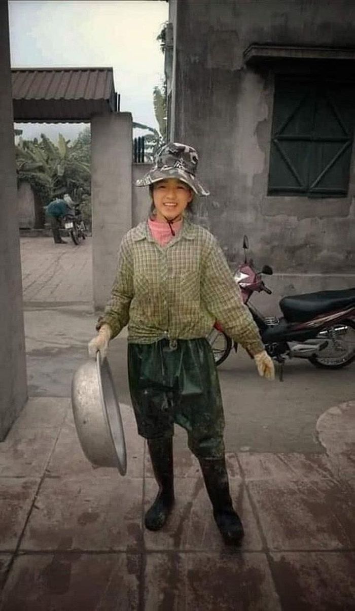 Khoảnh khắc nàng hậu lội ruộng, đi ủng và cấy lúa từ thuở nhỏ từng thu hút sự quan tâm của cư dân mạng.