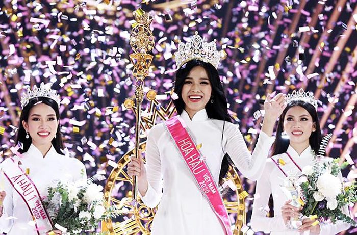 Đỗ Thị Hà thời điểm đăng quang Hoa hậu Việt Nam 2020.