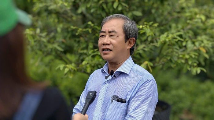 Ông Nguyễn Đăng Phú, Phó Giám đốc Công ty Quản lý và Kinh doanh Chợ Bình Điền chia sẻ thông tin với báo chí