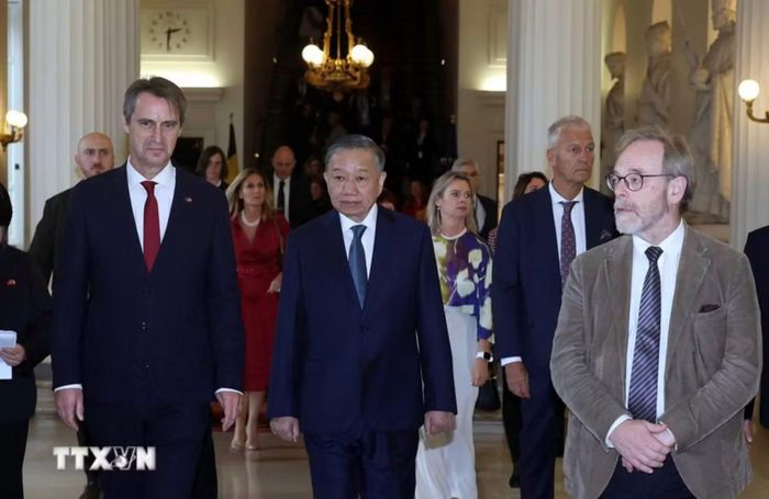  Tổng Bí thư, Chủ tịch nước Tô Lâm hội kiến Chủ tịch Hạ viện Peter De Roover (bên phải) và Chủ tịch Thượng viện Vincent Blondel (bên trái). (Ảnh: Thống Nhất/TTXVN)