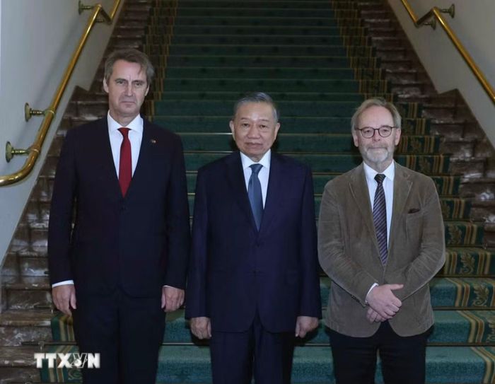  Tổng Bí thư, Chủ tịch nước Tô Lâm hội kiến Chủ tịch Hạ viện Peter De Roover (bên phải) và Chủ tịch Thượng viện Vincent Blondel (bên trái). (Ảnh: Thống Nhất/TTXVN)