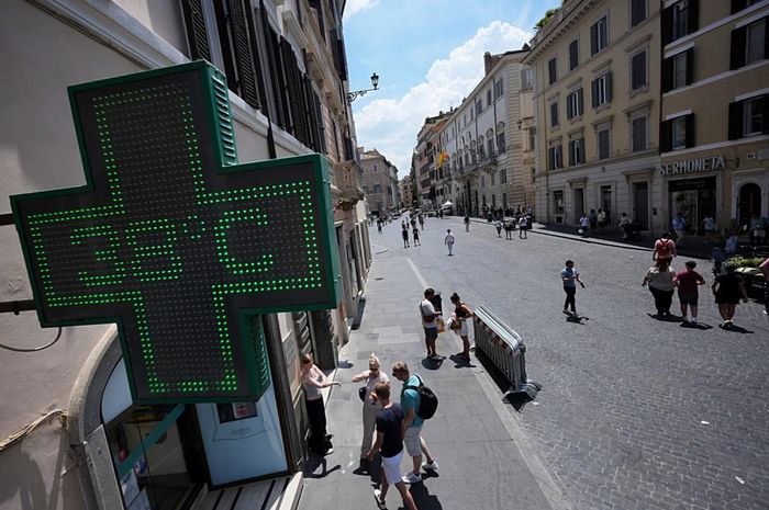 Nhiệt kế tại một con phố ở Rome, Italia, hiển thị nhiệt độ 38°C, mức kỷ lục ghi nhận vào ngày 24/6. (Ảnh: AP)