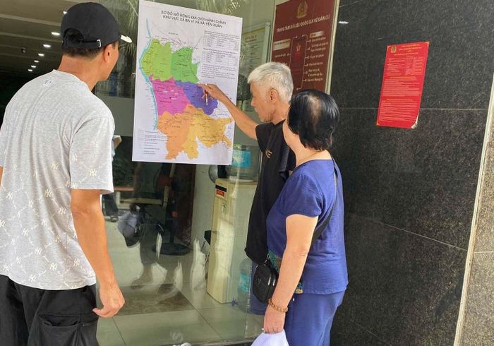 Người dân phường Kim Liên nghiên cứu Đề án điều chỉnh địa giới đơn vị hành chính. 
