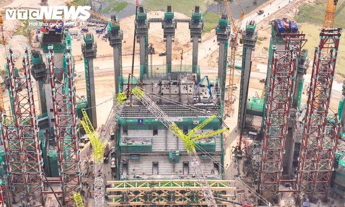 Tính đến giữa tháng 10/2026, hạng mục giàn trụ kích rút đạt khoảng 60% khối lượng thi công. Các trụ lớn đã hoàn thành phần chân trụ theo cao độ thiết kế, đang được hàn và chuẩn bị đổ bê tông các phần còn lại.