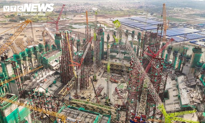 Bao quanh sân vận động là các công trình thuộc Khu liên hợp thể thao quốc tế Hùng Vương, gồm sân vận động Olympic 40.000 chỗ, Hanoi Sport Arena 12.000 chỗ, trung tâm thể thao dưới nước Aquatic Center 10.000 chỗ và nhà thi đấu xe đạp lòng chảo có sức chứa 4.000-5.000 chỗ. Các hạng mục được quy hoạch đồng bộ, hướng tới hình thành quần thể thể thao phục vụ thi đấu chuyên nghiệp cùng những sự kiện văn hóa, giải trí quy mô lớn.