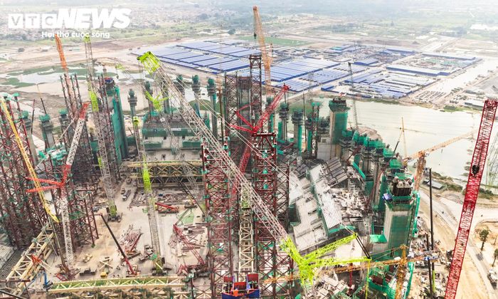 Theo thiết kế, sân có hệ mái che đóng mở tự động, tích hợp các giải pháp công nghệ và trí tuệ nhân tạo, hướng tới mô hình công trình thể thao ưu tiên yếu tố xanh. Các hạng mục đang được triển khai để đáp ứng kế hoạch hoàn thành dự án trong năm 2027.