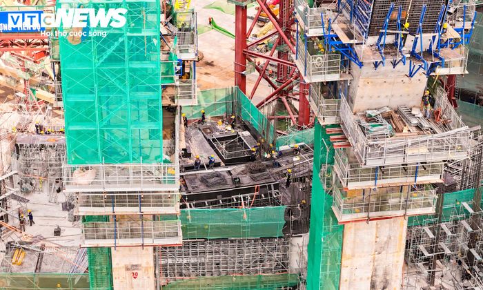 Sân vận động có đường kính khoảng 408m, thiết kế lấy cảm hứng từ trống đồng Đông Sơn. Hệ thống trụ bố trí quanh công trình vừa đảm nhiệm chức năng kết cấu, nâng đỡ lớp vỏ bao che, vừa được tạo hình bằng các họa tiết chim Lạc và hoa văn truyền thống.