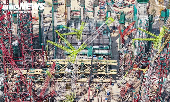 Hệ thống trụ chính có chiều cao thiết kế gần 80m. Trên đỉnh trụ sẽ lắp đặt các gối đỡ bằng thép, làm nhiệm vụ định vị và tiếp nhận tải trọng từ hệ mái che đóng mở tự động, sau đó truyền lực xuống nền móng.