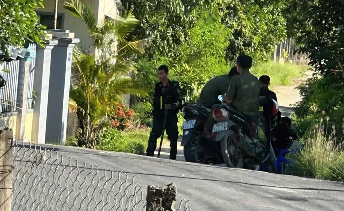 Các tuyến đường dẫn vào khu dân cư lân cận cũng được tăng cường kiểm soát.