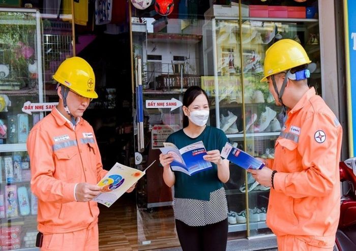 Cách tính giá điện sinh hoạt theo giờ cao điểm, thấp điểm, giờ bình thường khiến nhiều gia đình phải điều chỉnh lịch sử dụng điện để giảm tiền hóa đơn. (Ảnh: Báo Hà Nội Mới)