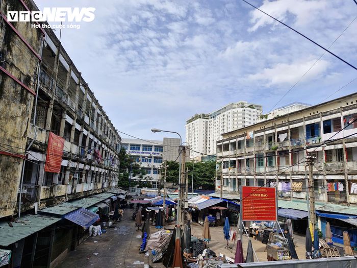 Chung cư Vĩnh Hội được kiểm định là chung cư cấp D - mức nguy hiểm cao nhất, nhưng nhiều năm nay vẫn còn hàng trăm hộ dân sinh sống. (Ảnh: H. Linh)