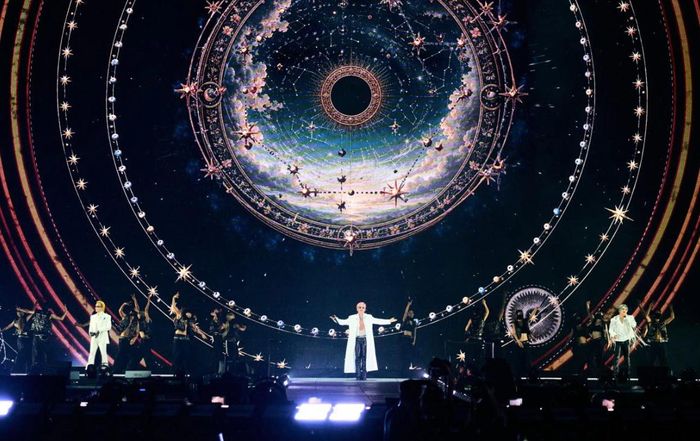 Sân khấu tour XX: COSMOS kết hợp âm nhạc, ánh sáng và hiệu ứng thị giác.