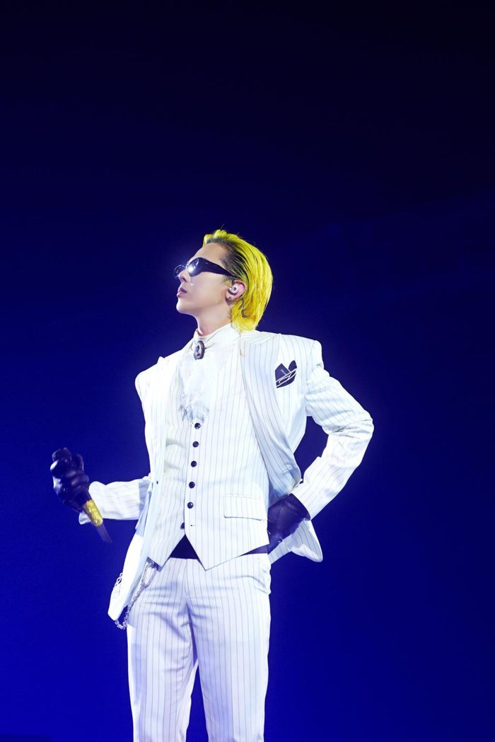 G-Dragon gây chú ý với phong cách thời trang phá cách, kết hợp trang phục cá tính và phụ kiện nổi bật trong tour diễn XX: COSMOS.