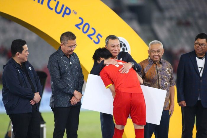 Chủ tịch VFF Trần Quốc Tuấn cùng các lãnh đạo của bóng đá Đông Nam Á chúc mừng U23 Việt Nam vô địch giải U23 Đông Nam Á 2025. (Ảnh: VFF)
