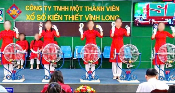 Người thứ 2 từ phải qua trái là nhân viên cầm nhầm bảng số.