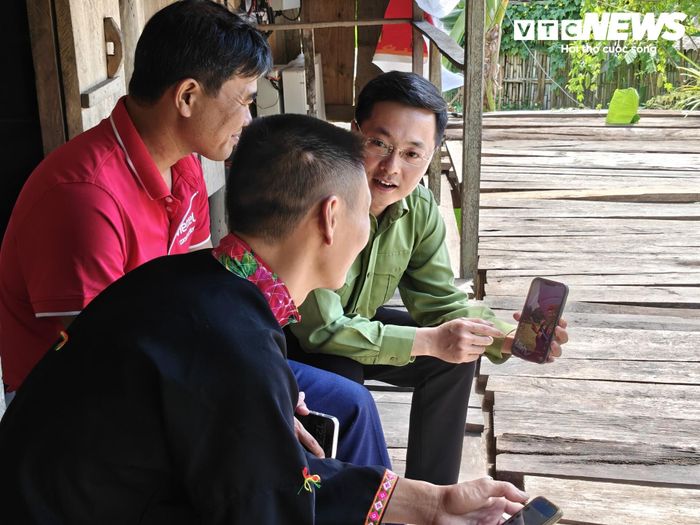 Ông Nguyễn Quang Hòa, Phó Bí thư Đảng ủy, Chủ tịch UBND xã Hữu Liên, giới thiệu với anh Trình về video quảng bá du lịch địa phương trên mạng xã hội.