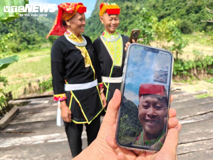 Phóng viên gọi video qua ứng dụng Viettel Tammi với người dân tại Lân Đặt.