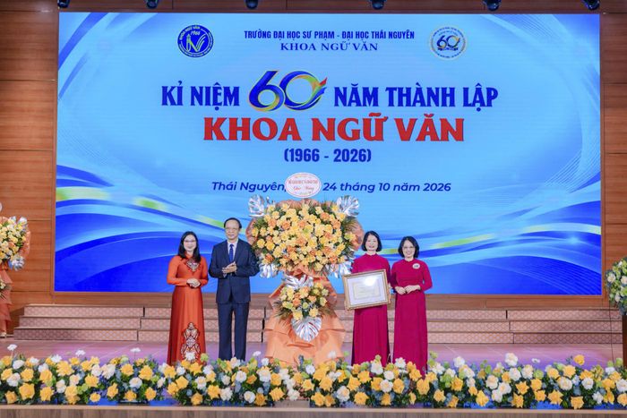 Khoa Ngữ văn đón nhận Bằng khen của Bộ trưởng Bộ Giáo dục và Đào tạo, ghi nhận những đóng góp của Khoa trong quá trình xây dựng và phát triển.
